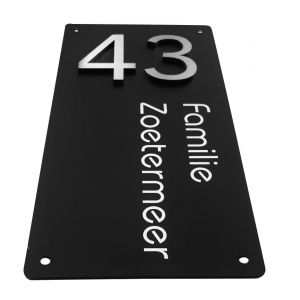 zwart RVS met opliggende RVS cijfers en gegraveerde tekst   