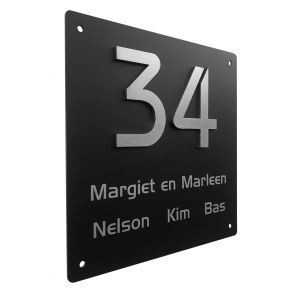 34006 zwart RVS met opliggende RVS cijfers en gegraveerde tekst   