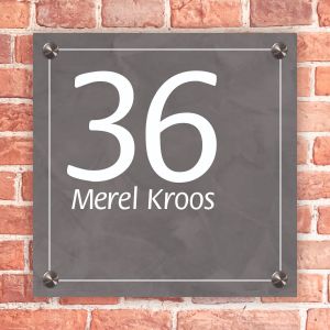 Naambordje voordeur vierkant donker beton met wit kader